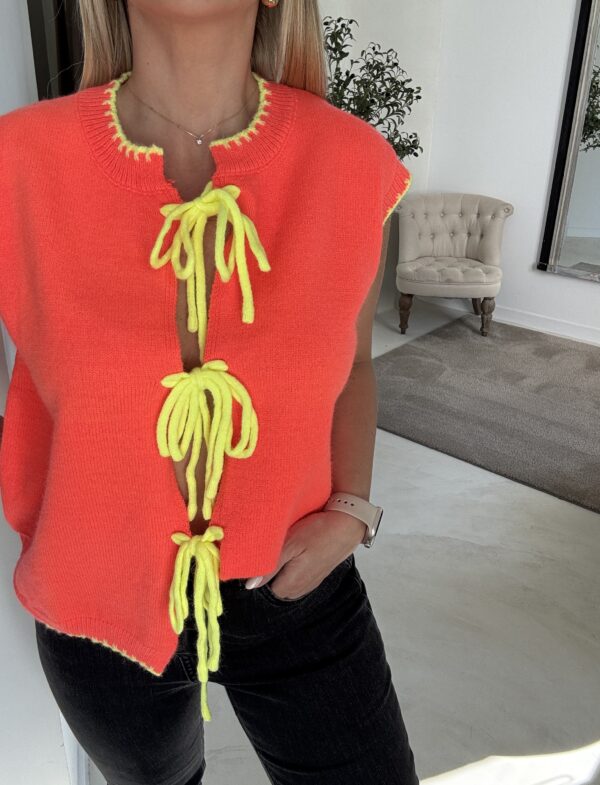 Pull sans manches corail fluo avec noeuds jaunes – Image 2