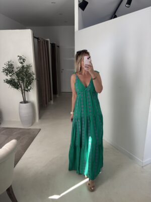Robe longue verte à bretelles et broderies violettes