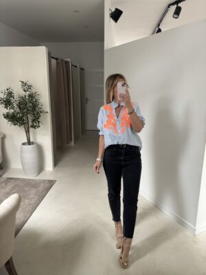 Blouse rayée manches courtes, broderies orange fluo