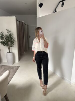 Chemise manches courtes beige, détails broderies colorées