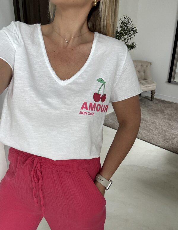 T-Shirt blanc col V, inscription « amour » et cerise – Image 2