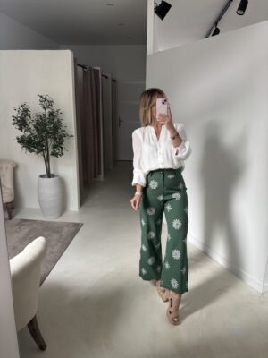 Blouse fluide blanche col V, boutons nacrés