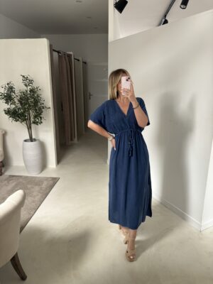 Robe longue bleu jean col V, détails à nouer et broderies