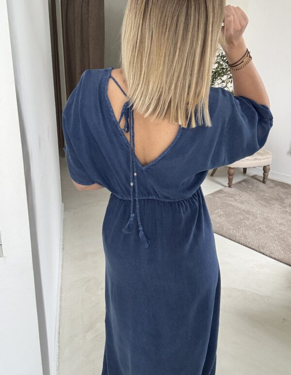 Robe longue bleu jean col V, détails à nouer et broderies – Image 2