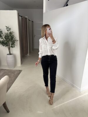Chemise blanche à broderie sur le devant