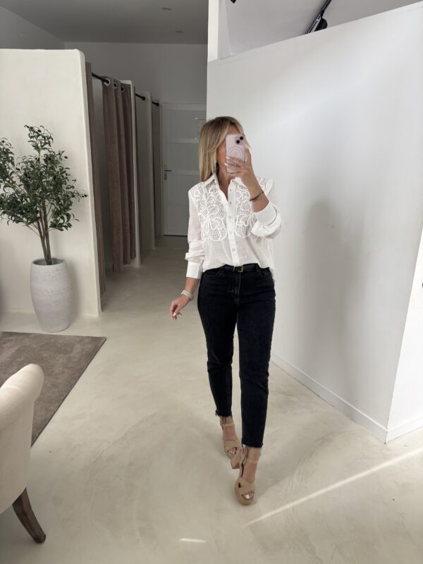 Chemise blanche à broderie sur le devant