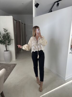 Blouse courte beige ajourée, détails à nouer