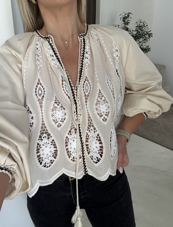 Blouse courte beige ajourée, détails à nouer – Image 2