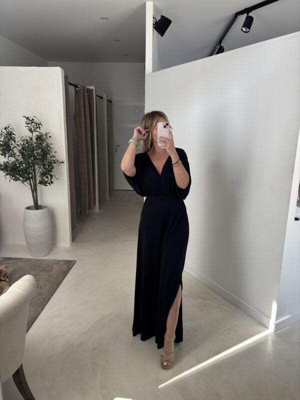 Robe longue noire col V, coupe ample