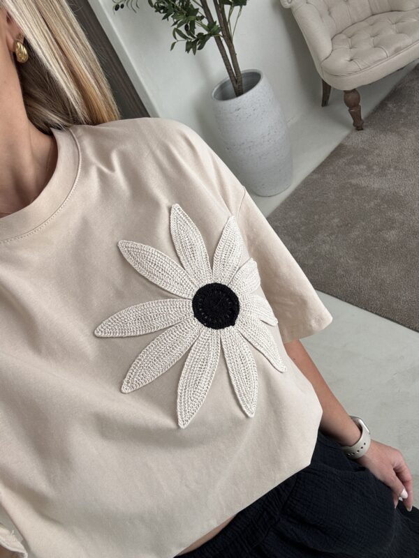 T-Shirt beige avec broderie fleur – Image 2