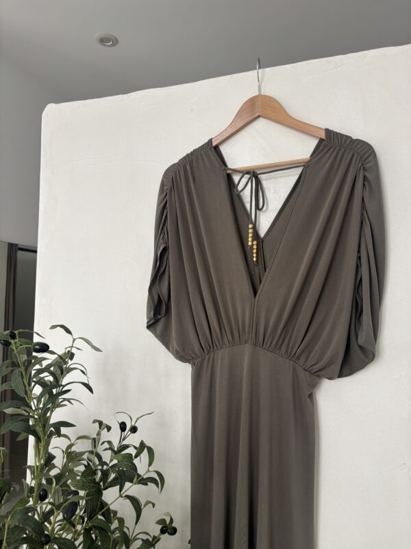 Robe longue kaki col V, coupe ample – Image 3
