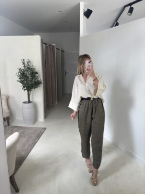 Chemise courte beige, manches larges et coupe ample