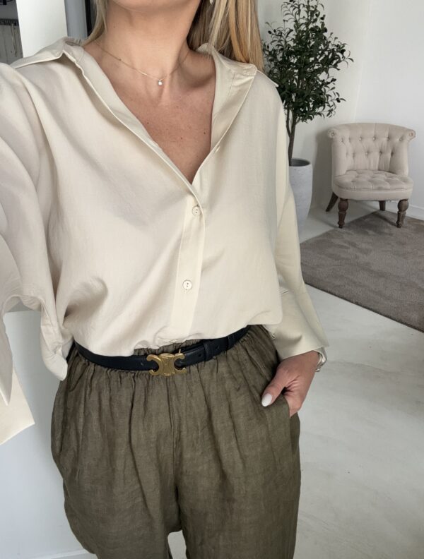 Chemise courte beige, manches larges et coupe ample – Image 2