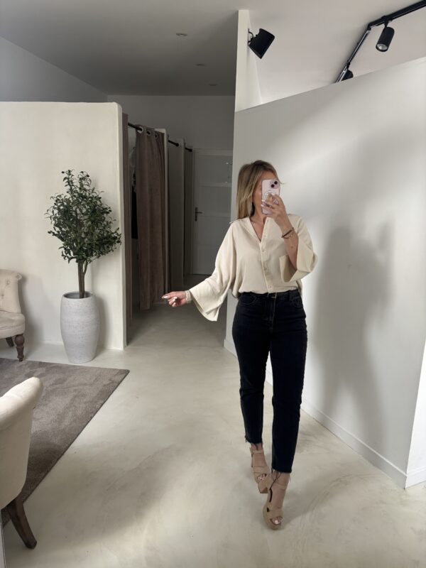 Chemise courte beige, manches larges et coupe ample – Image 3