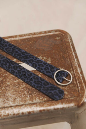 Ceinture en daim léopard bleu marine