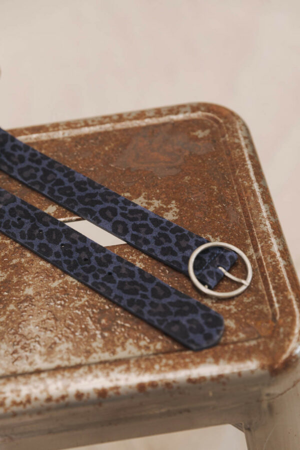 Ceinture en daim léopard bleu marine