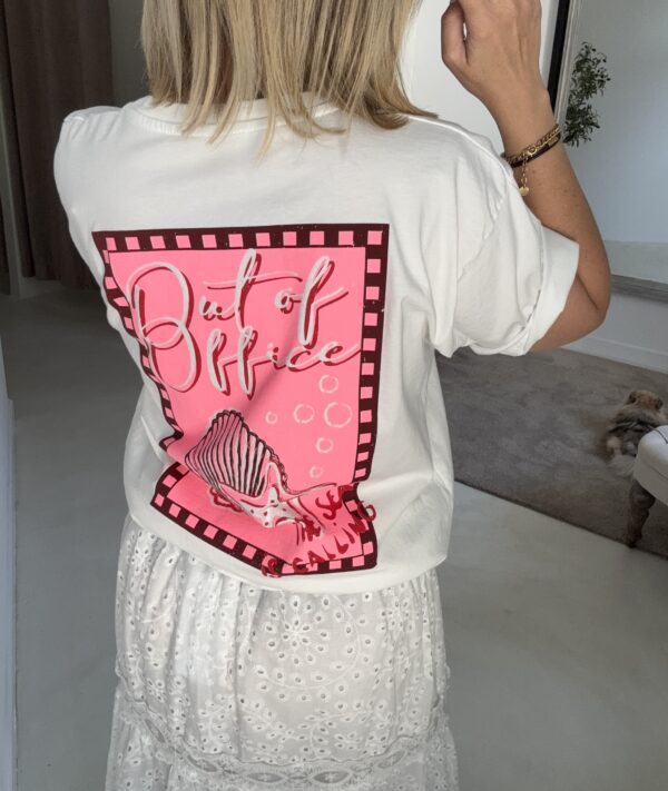 T-shirt oversize blanc "Out Of Office" rose fluo – Image 2