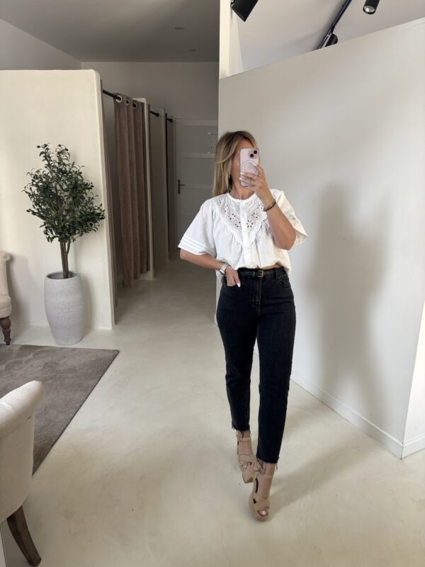 Blouse manches courtes évasées blanche, détails broderies