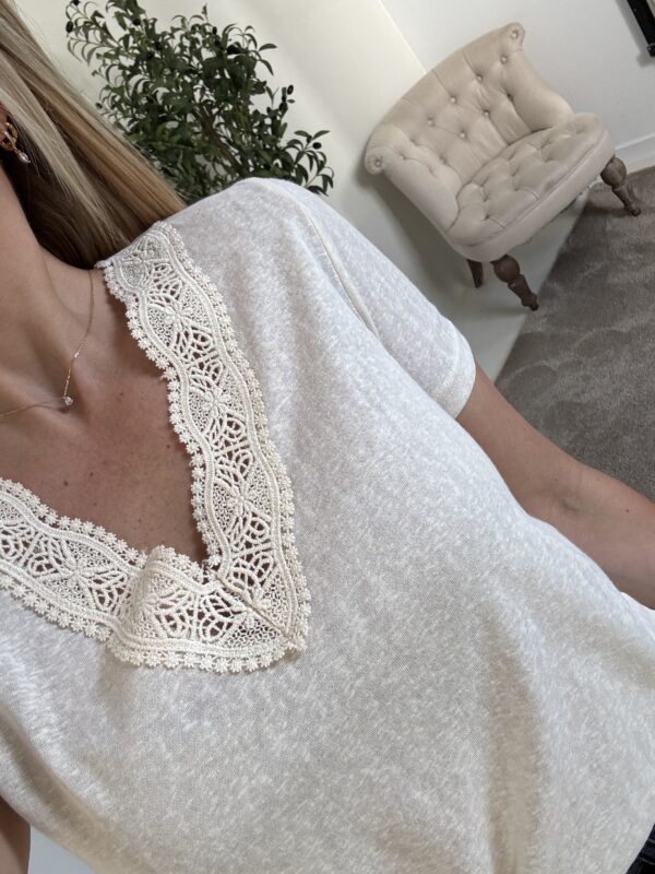 T-shirt beige col V avec broderies – Image 2