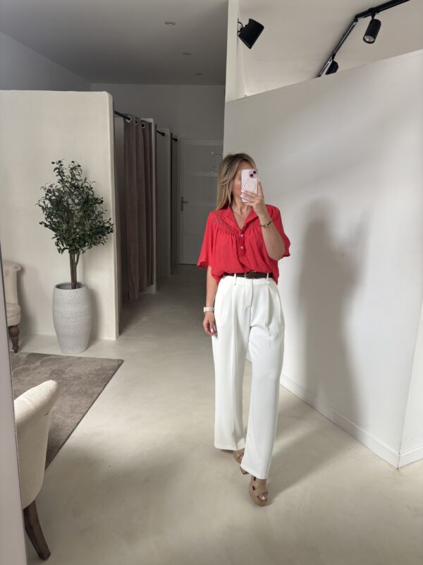 Blouse manches courtes fluide rouge, détails dentelle