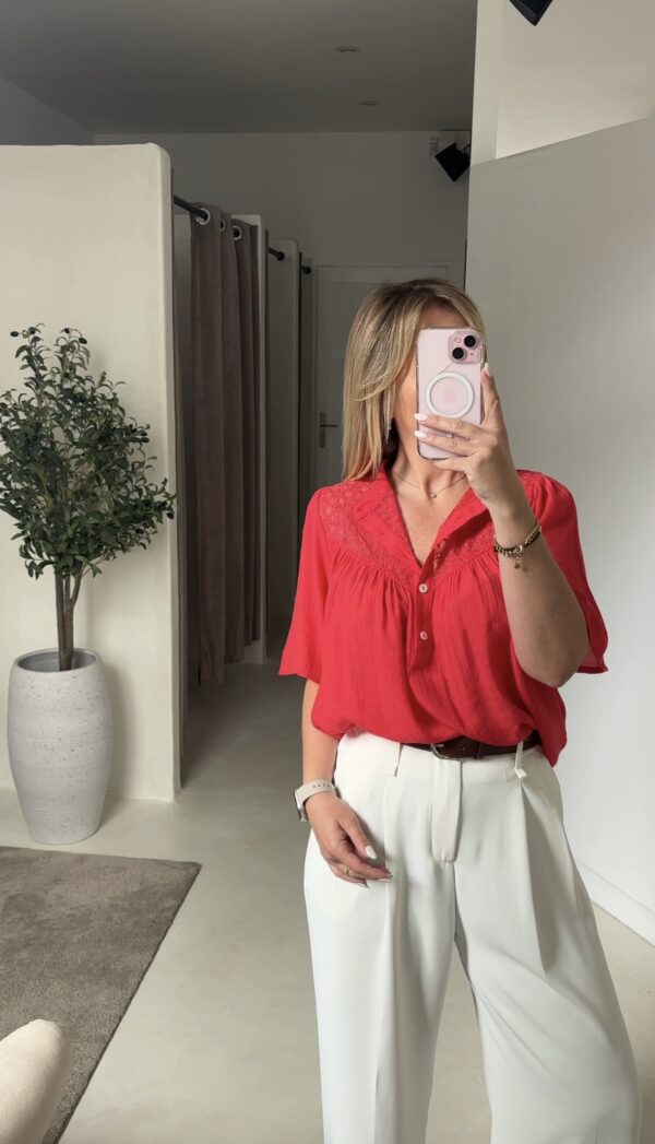 Blouse manches courtes fluide rouge, détails dentelle – Image 2