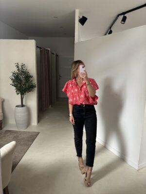 Blouse large rouge à carreaux et broderies blanches