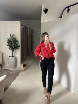 Blouse col V rouge, détails dentelle ajourée