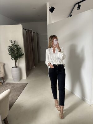 Blouse blanche détails dentelle ajourée, col V