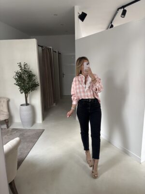 Blouse à carreaux blanc et rose pâle, détails volants