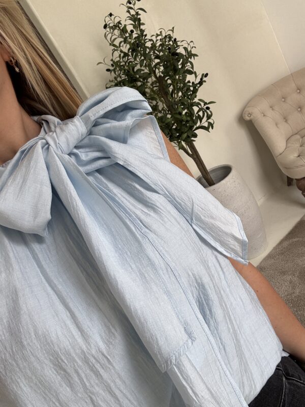 Top avec col à nouer bleu pastel – Image 3