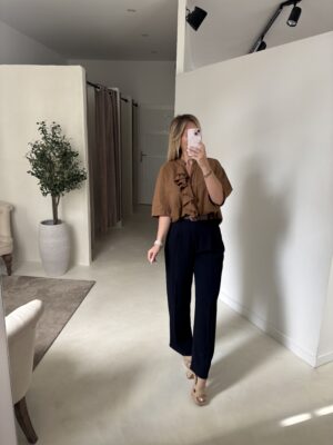 Blouse manches courtes marron, détails volants