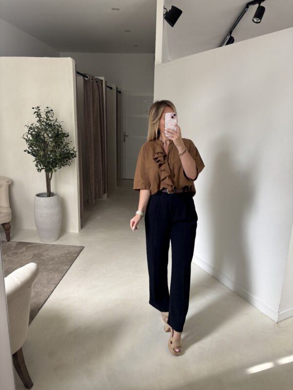 Blouse manches courtes marron, détails volants