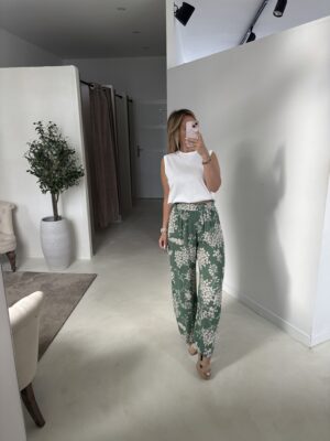 Pantalon fluide vert à motifs fleuris blanc