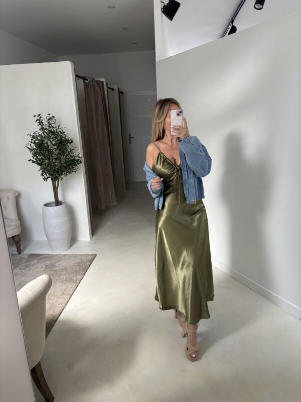 Robe longue à bretelles kaki effet satiné