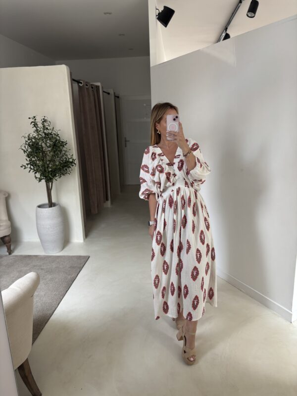 Robe longue et large col V à motifs colorés
