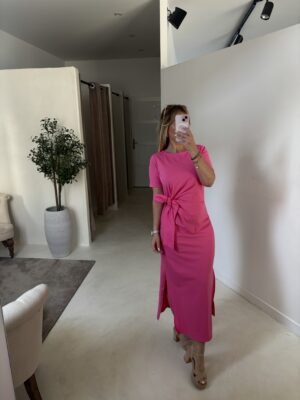 Robe longue rose, détails à nouer