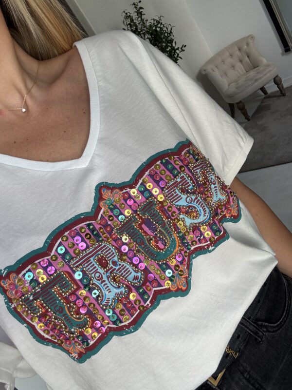 T-shirt oversize blanc col V, « Trust » pailleté – Image 2