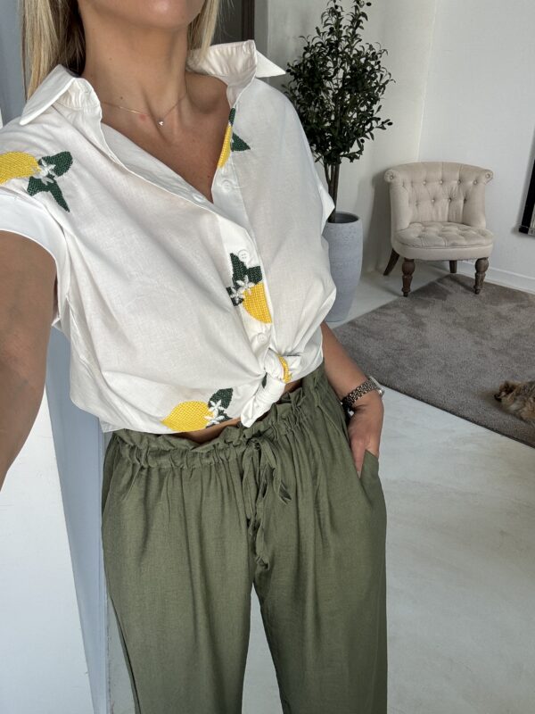 Pantalon large et fluide kaki – Image 2