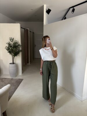 T-shirt blanc, manches style épaulettes, broderies fleuries