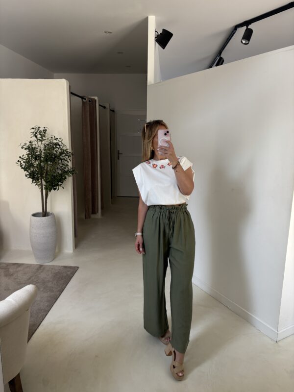 T-shirt blanc, manches style épaulettes, broderies fleuries