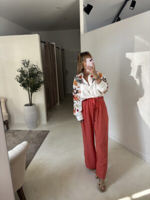 Chemise écrue, détails broderies fleuries colorées