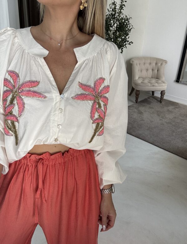 Blouse ample écru, motifs palmiers perlés – Image 2