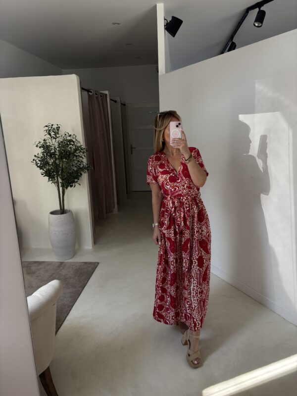 Robe longue col V, motifs roses et terracota