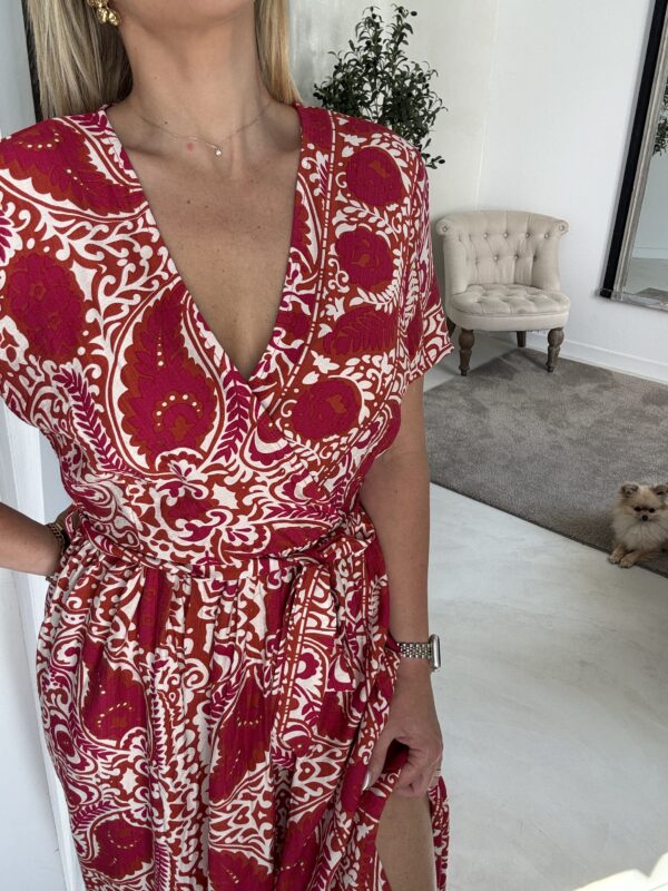 Robe longue col V, motifs roses et terracota – Image 2
