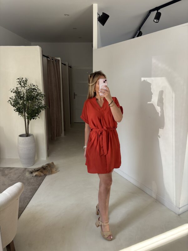 Robe courte terracota avec ceinture
