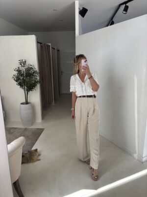 Blouse blanche manches courtes, détails broderies