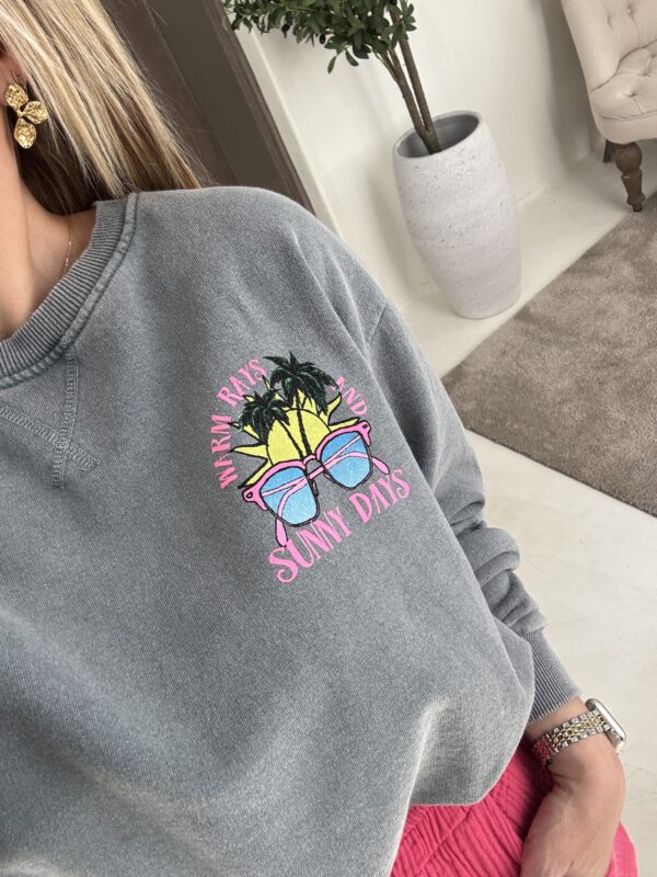 Sweat gris « WARM AND SUNNY DAYS » – Image 3