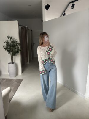 Pull en crochet beige et motifs fleuris verts et roses