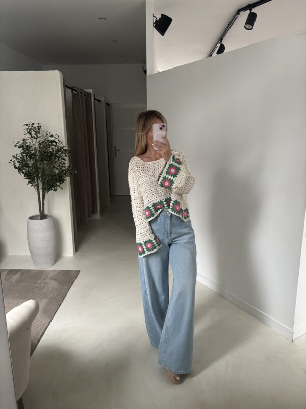 Pull en crochet beige et motifs fleuris verts et roses