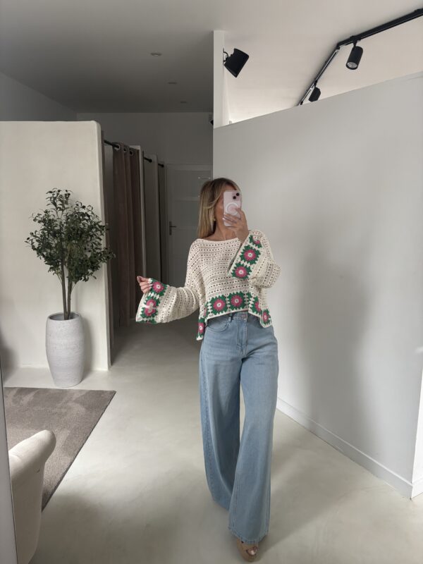 Pull en crochet beige et motifs fleuris verts et roses – Image 2
